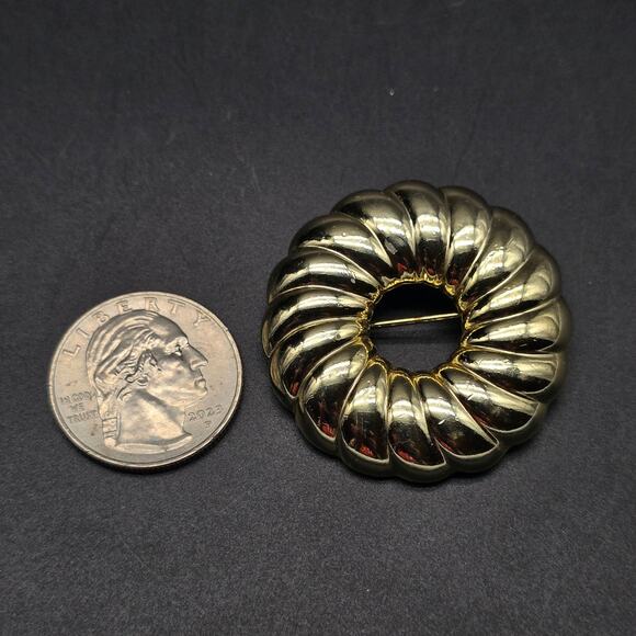 AJC Ribbed Donut Circle Brooch Gold Tone Vintage Jewelry - Picture 2 of 8